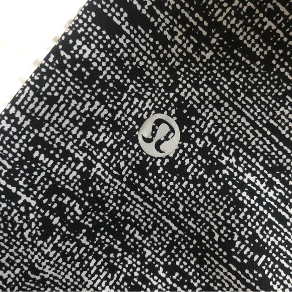 Like new black and white speckled Lululemon cropped leggings size 4 - Picture 3 of 4